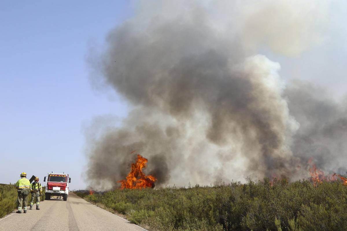 Un muerto y  miles de evacuados por incendio en Madrid