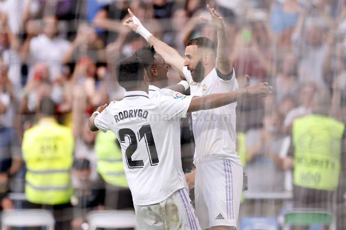 Karim Benzema celebrando su último gol en el Real Madrid con Vinicius y Rodrygo.