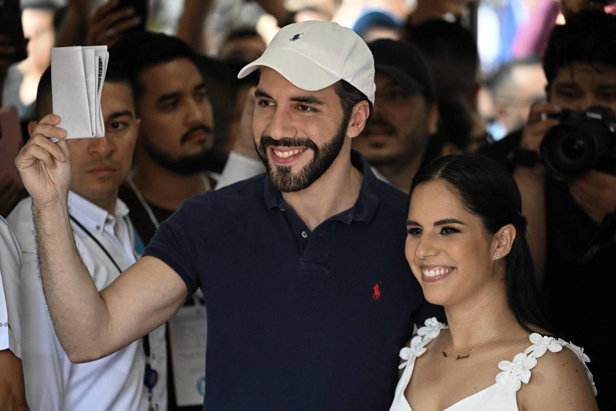 Bukele vota en las elecciones municipales y de Parlacen en El Salvador