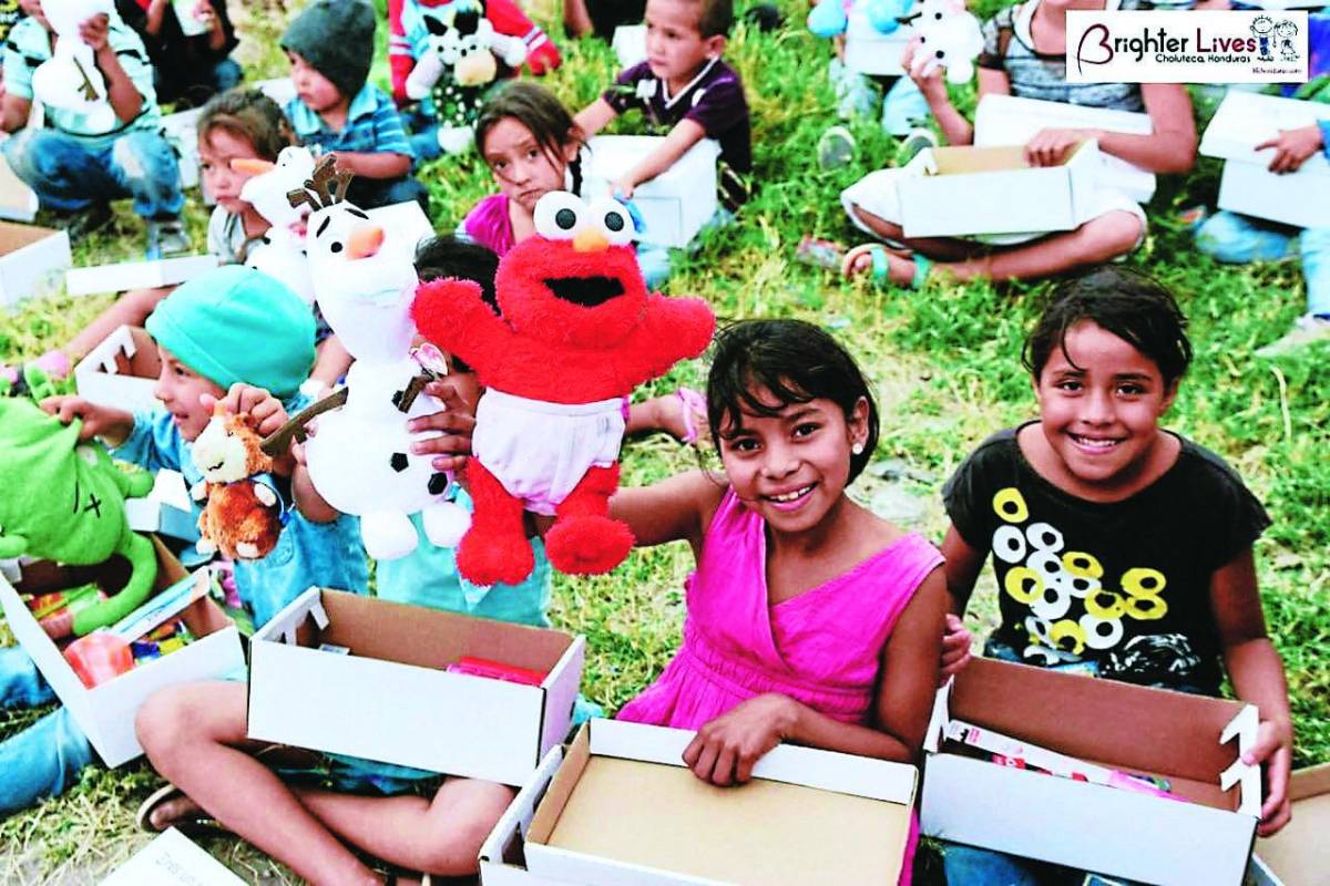 Pequeños de Choluteca reciben donación de juguetes de la fundación Brighter Live.