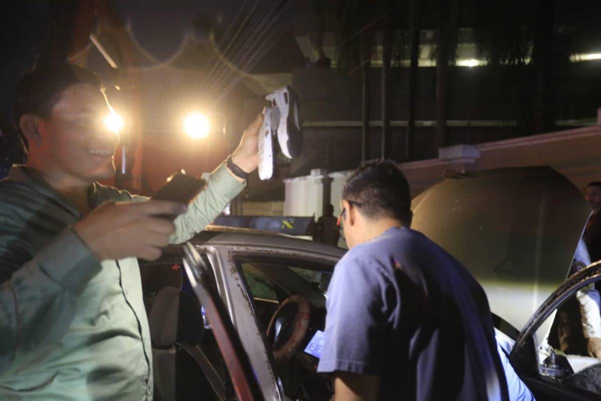 Retiran vehículo que cayó en socavón por fuertes lluvias en SPS