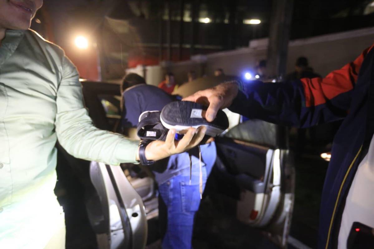 Retiran vehículo que cayó en socavón por fuertes lluvias en SPS