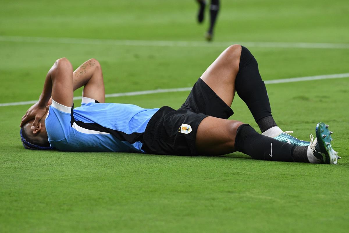 Ronald Araújo sufrió una lesión en el primer tiempo y no pudo seguir en el partido.