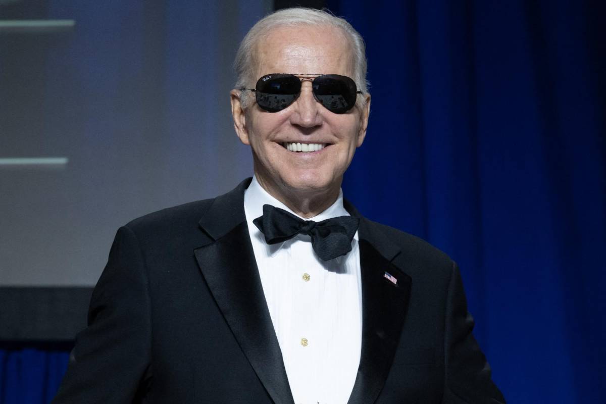 Biden bromea sobre su edad en cena de corresponsales de la Casa Blanca