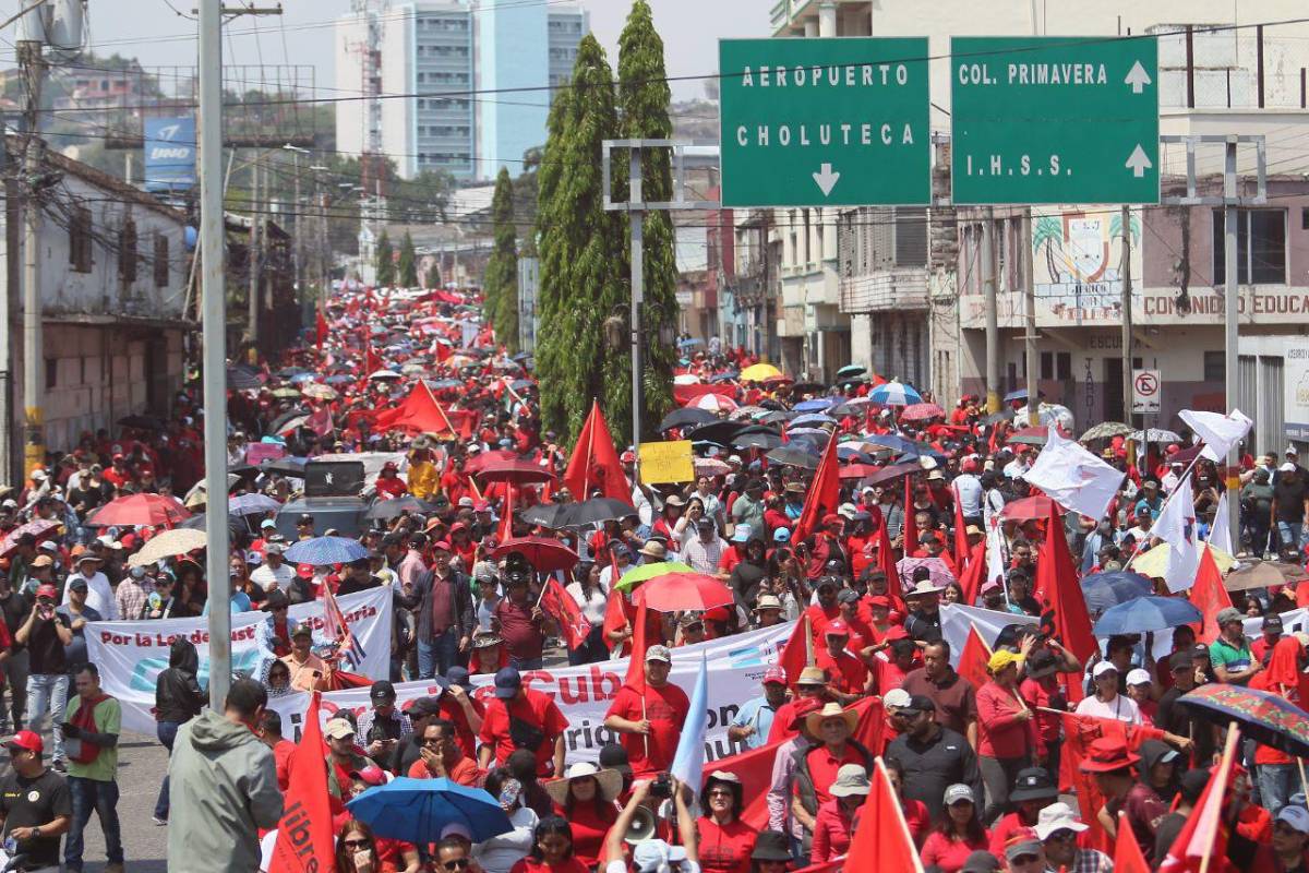 Políticos de Libre roban protagonismo a obreros en marcha del Día del Trabajador