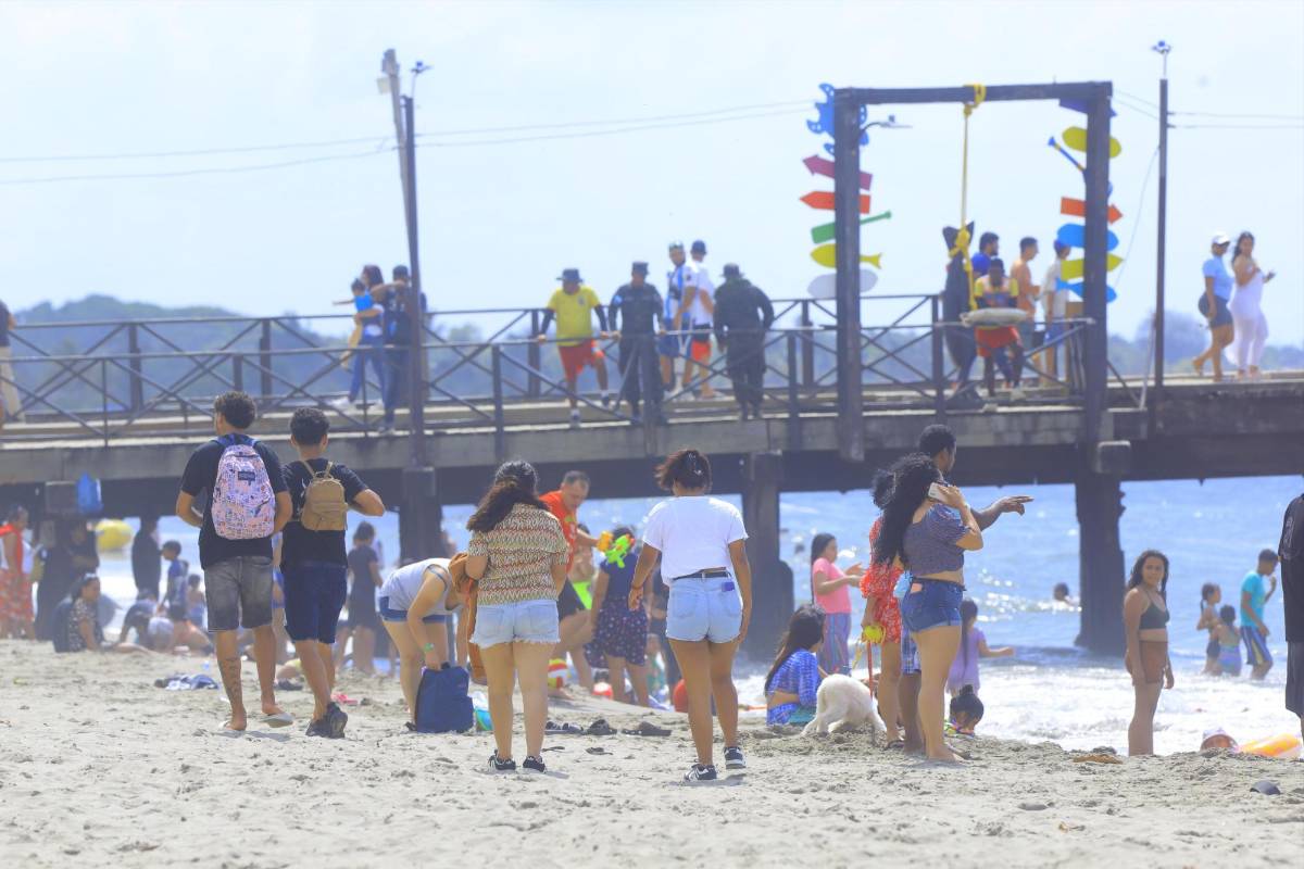 Turistas hondureños abarrotan las playas de Tela, Atlántida