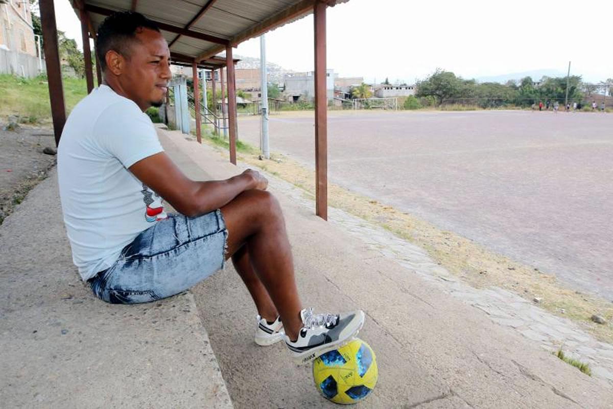‘Caguama’ Cerna observando el campo de la Centroaméricana, donde celebró muchos goles.