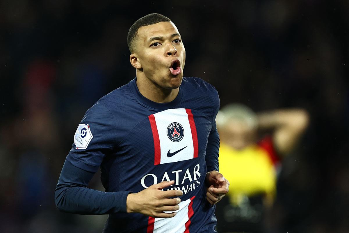 Kylian Mbappé celebrando su gol con el que entró en los libros de historia del PSG.