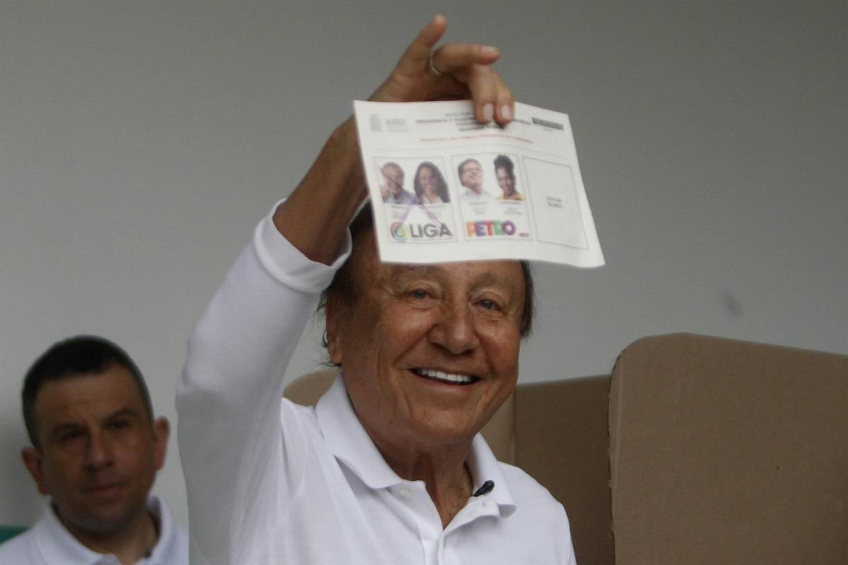 El candidato colombiano Rodolfo Hernández vota y se mantiene en silencio