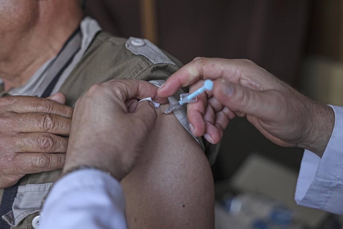 Reino Unido recomienda vacunar contra viruela del mono a gays y bisexuales