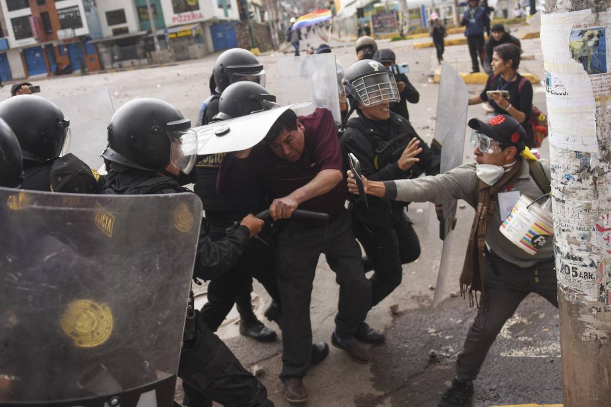 Un muerto deja nueva jornada de bloqueos y protestas contra la presidenta de Perú