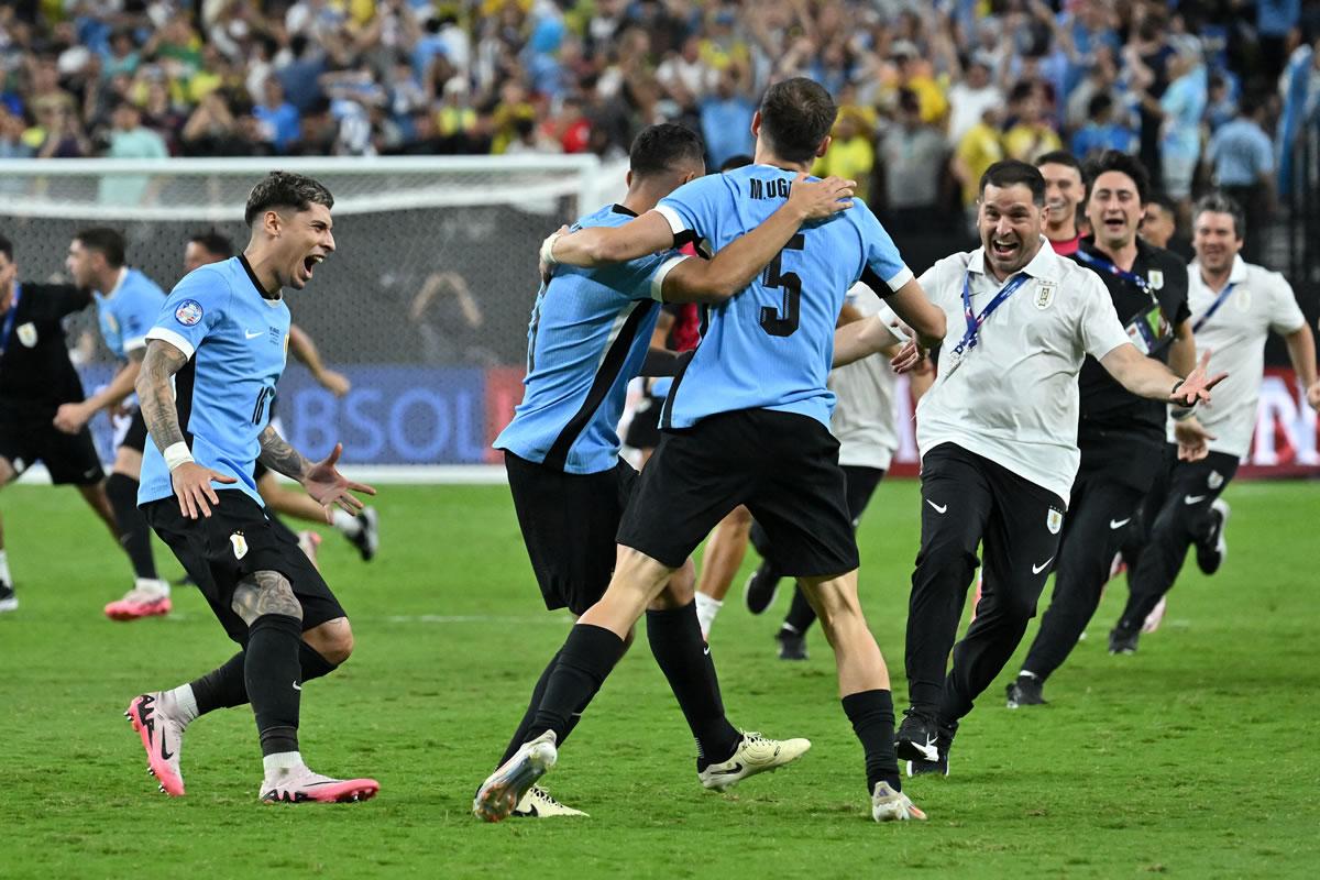 Los jugadores de Uruguay celebran la clasificación a semifinales de la Copa América 2024 tras el último penal marcado por Manuel Ugarte.