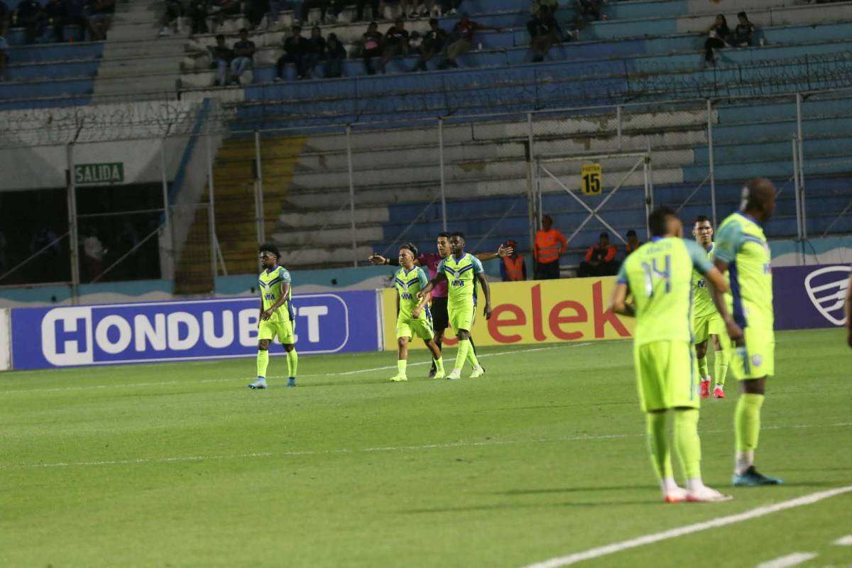 Motagua amarga al Olancho, nueva polémica, beso y lindas chicas en el Nacional