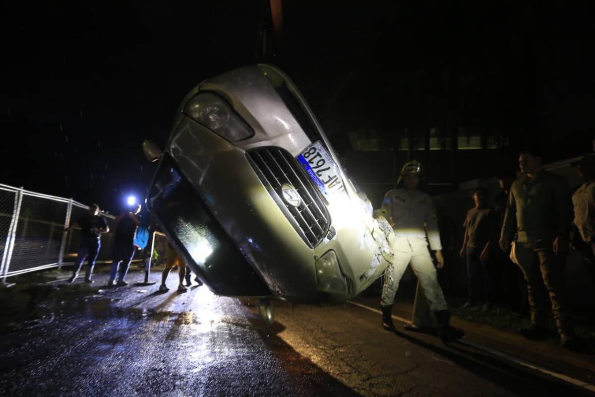 Retiran vehículo que cayó en socavón por fuertes lluvias en SPS