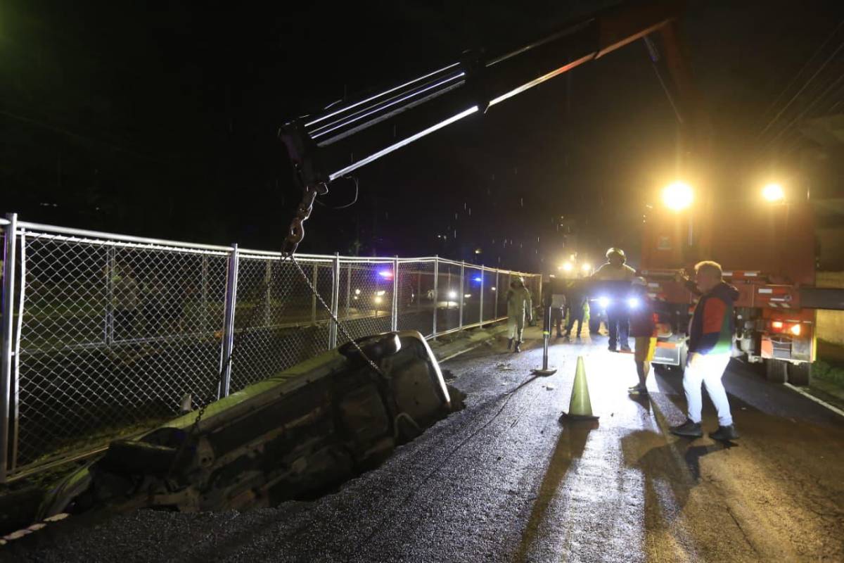Retiran vehículo que cayó en socavón por fuertes lluvias en SPS
