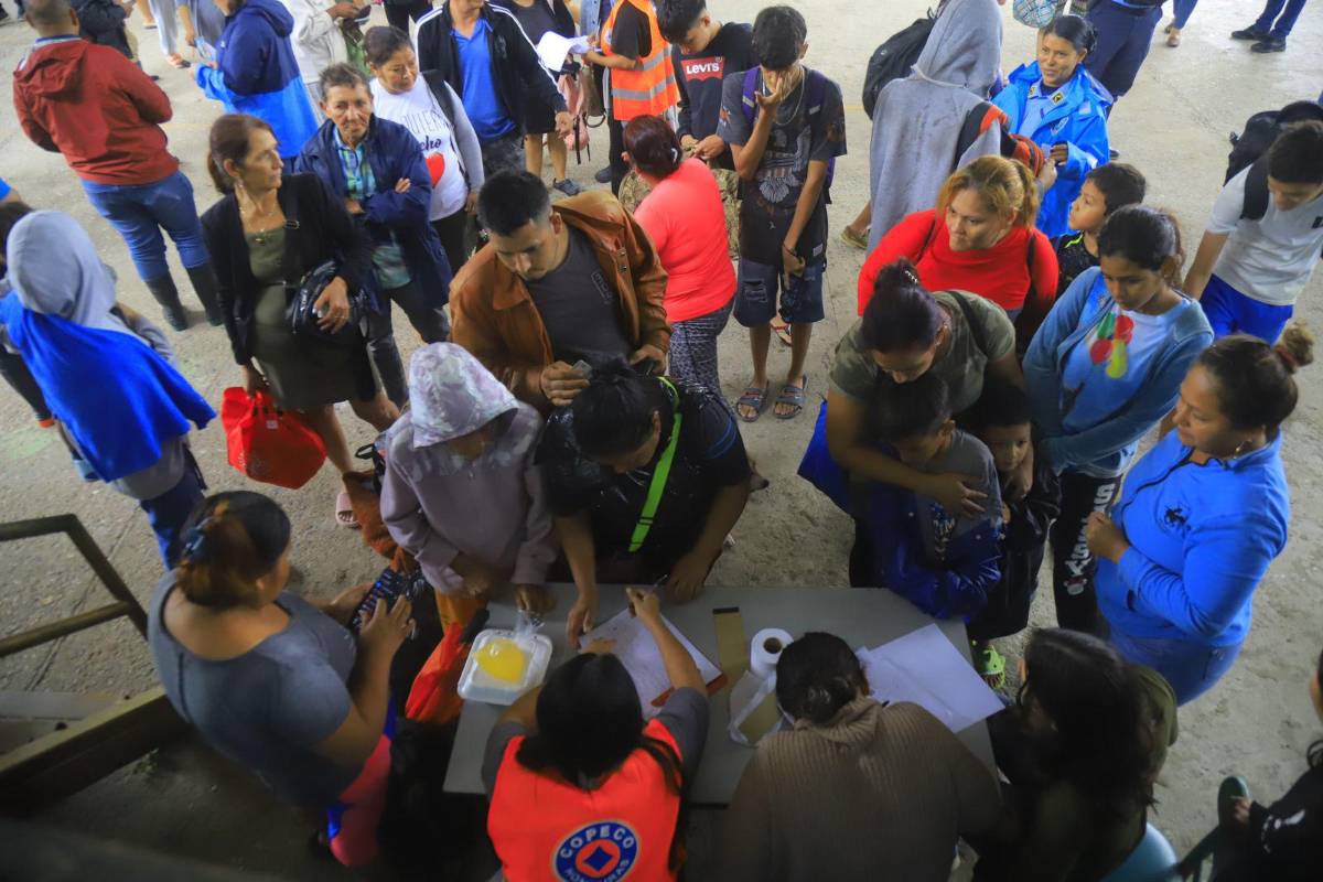 A albergues llevan a familias afectadas en el sector Rivera Hernández por tormenta Sara