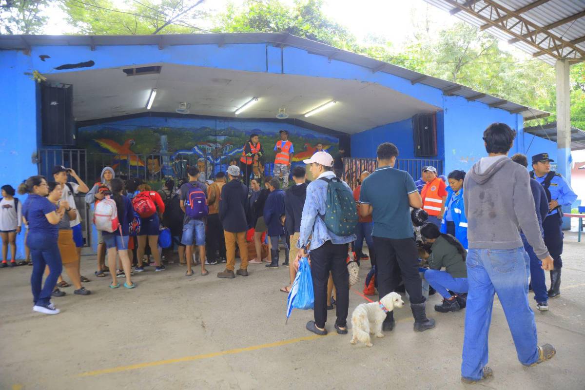 A albergues llevan a familias afectadas en el sector Rivera Hernández por tormenta Sara