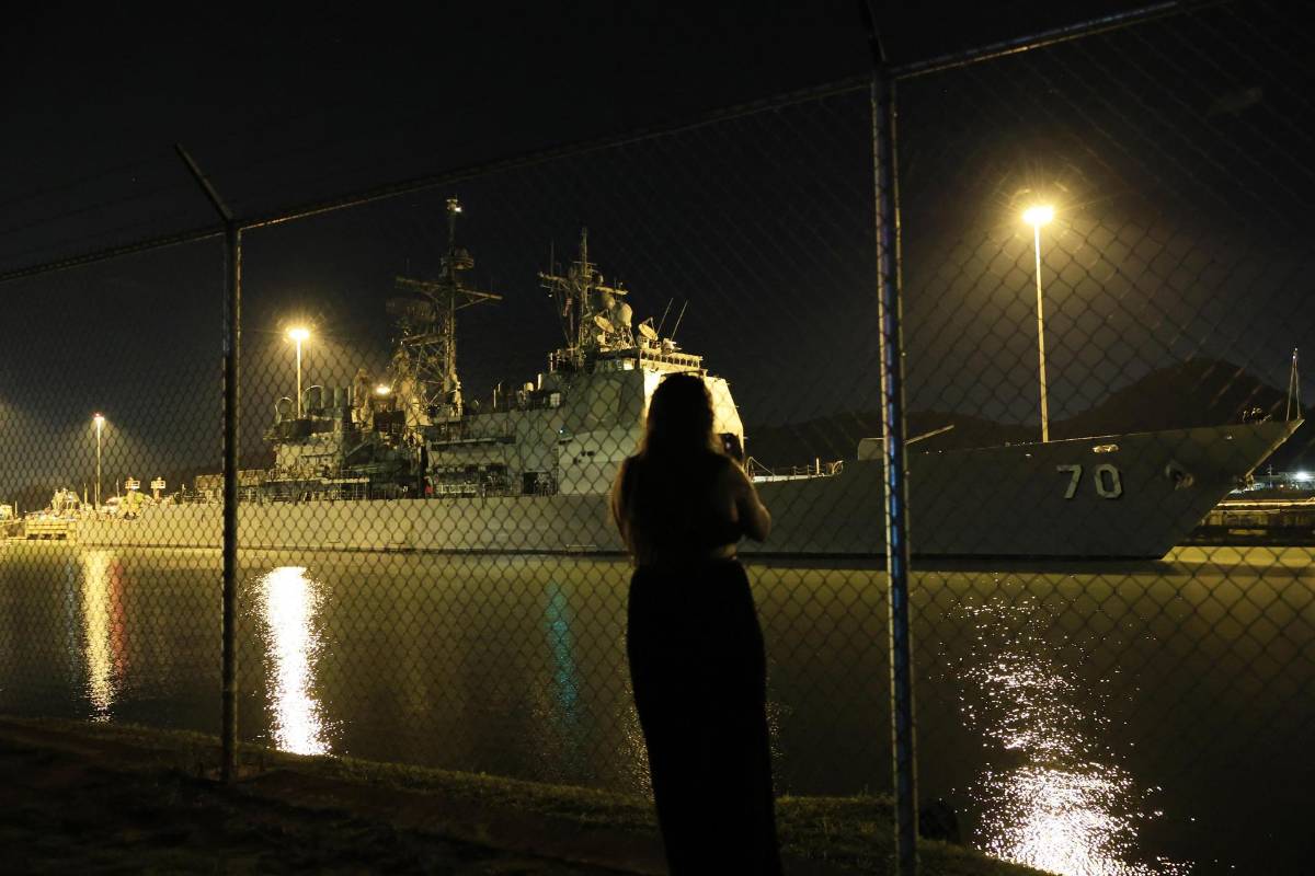 Poderoso buque lanzamisiles de Estados Unidos llega a Panamá