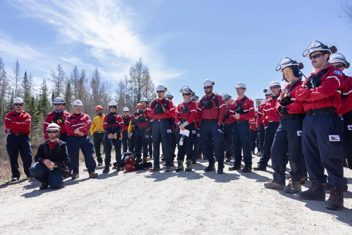 Un grupo de bomberos voluntarios realiza labores de prevención para evitar la expansión de los incendios forestales.