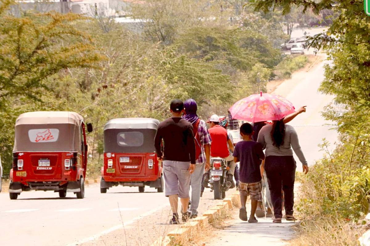 El intenso calor obliga a las personas a pagar servicios de transporte para evitar caminar bajo el sol.