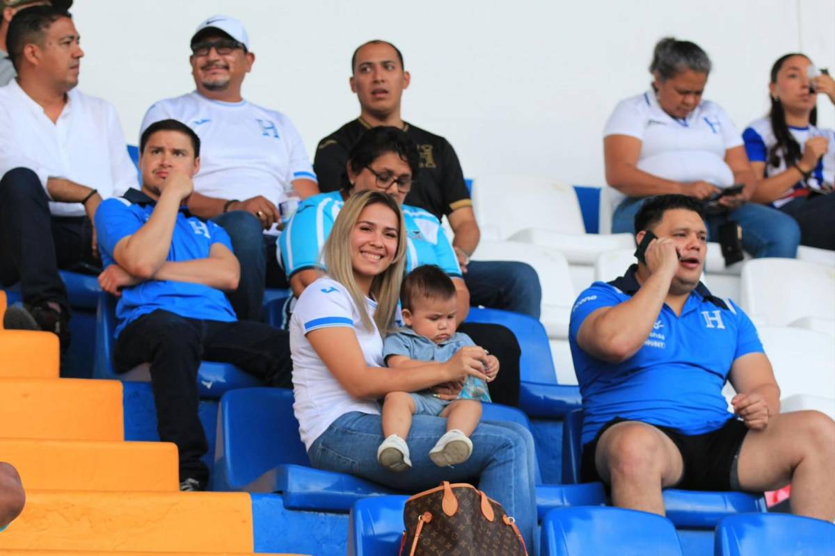 Honduras - Surinam: Mundialista aparece, lo que pasó tras beso y descubren a la chica de verde