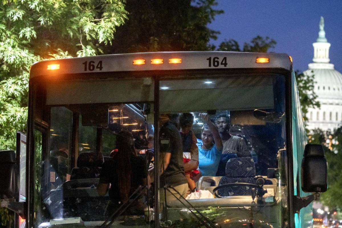 Texas impone acuerdo de confidencialidad a autobuses que trasladan migrantes