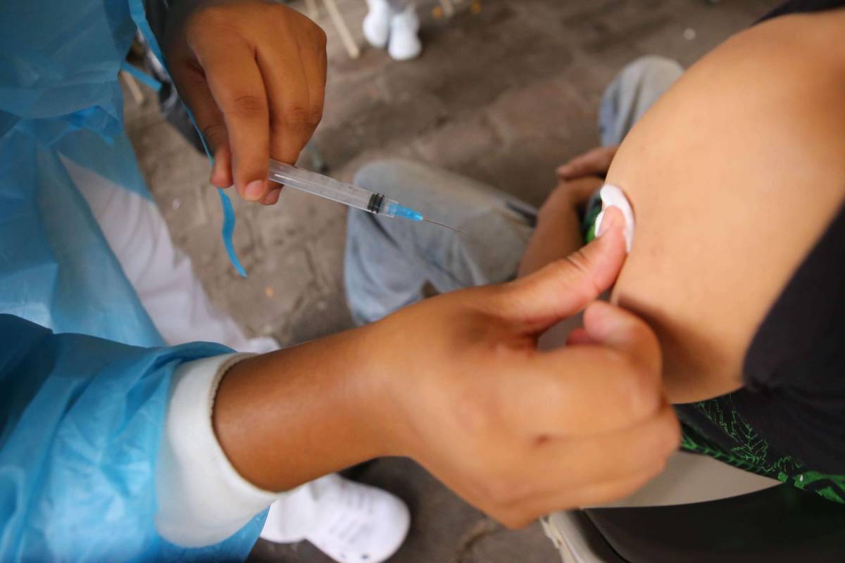Almacén Nacional solo cuenta con 883,982 dosis de vacunas de covid-19