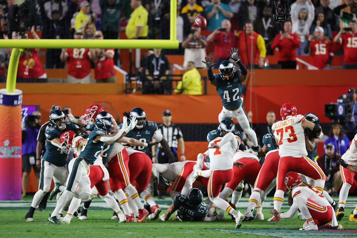 Harrison Butker marcando el gol de campo para el triunfo de Kansas City.