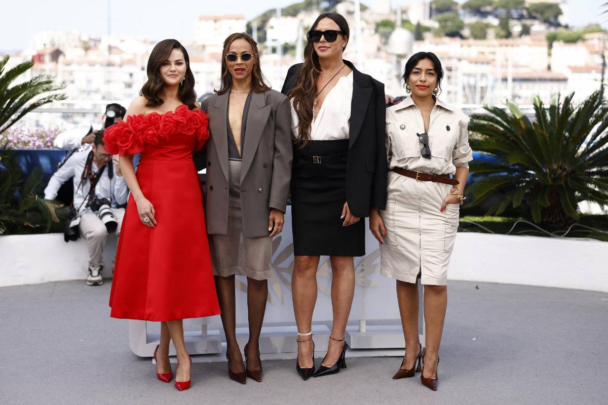 Las actrices estadounidenses Selena Gómez y Zoe Saldaña con la espalola Karla Sofía Gascón y la mexicana Adriana Paz. Todas ellas protagonizan la película “Emilia Pérez”.