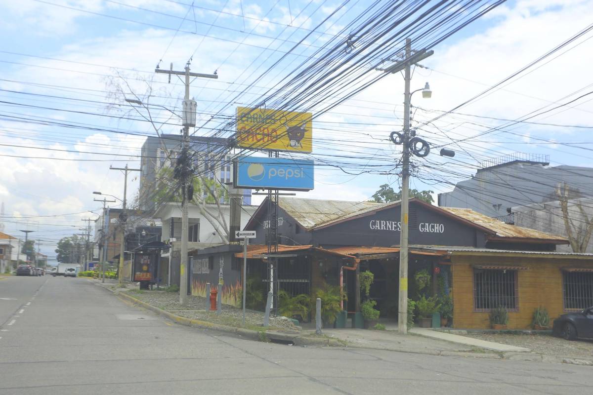 Los hoteles, bares y restaurantes serían de los comercios más afectados con el toque de queda.