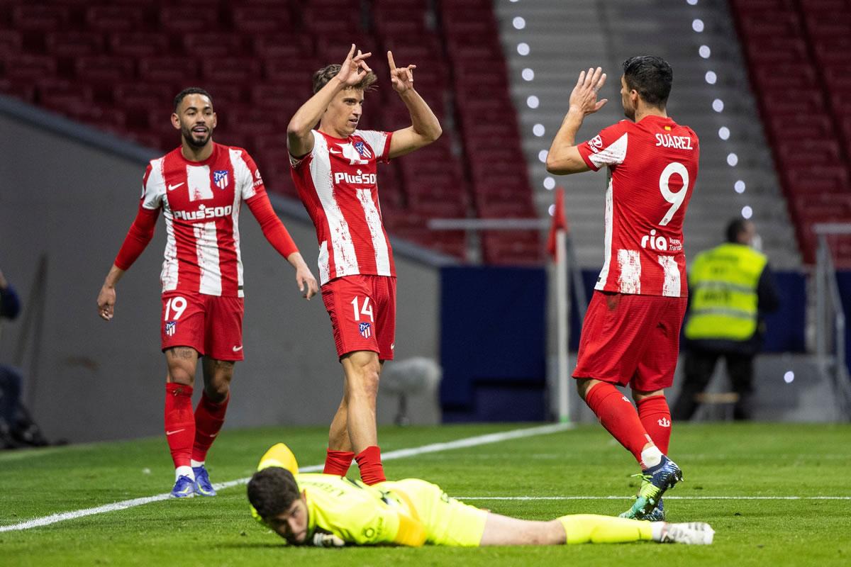 Luis Suárez celebra su gol con Marcos Llorente.