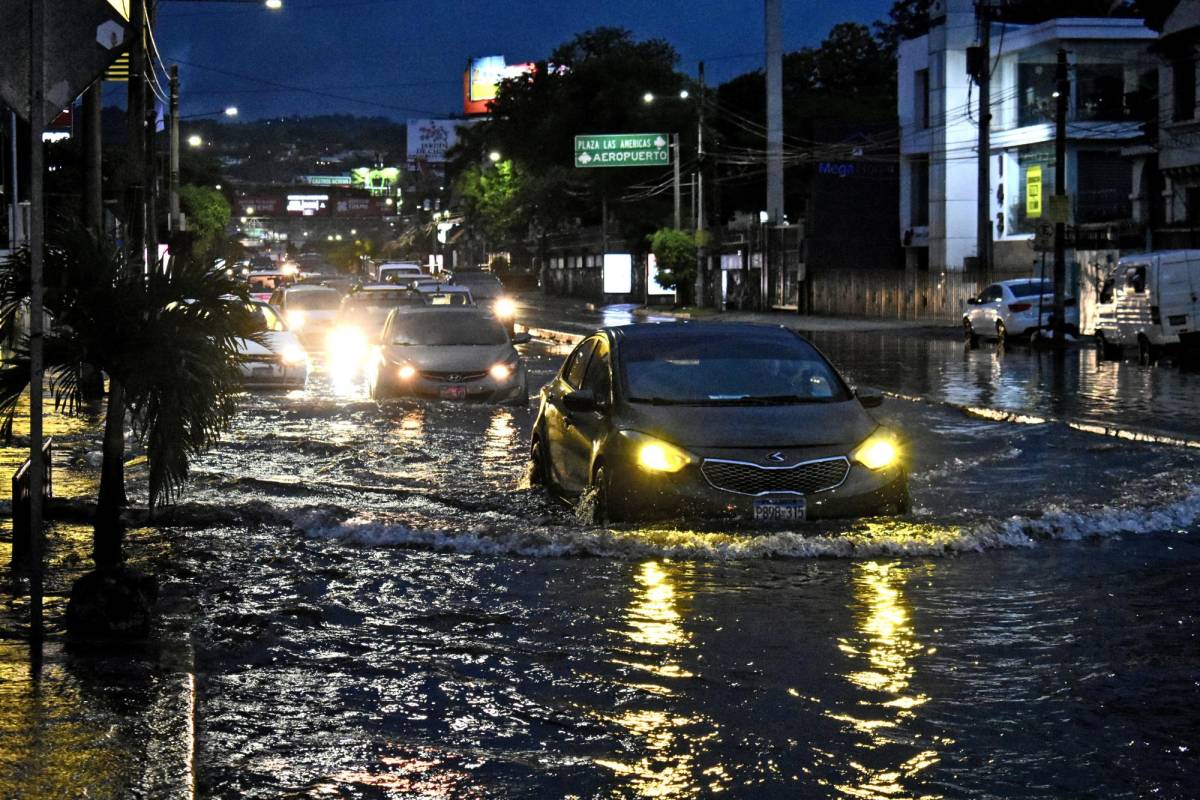 Las lluvias por el huracán Bonnie causaron inundaciones en El Salvador.