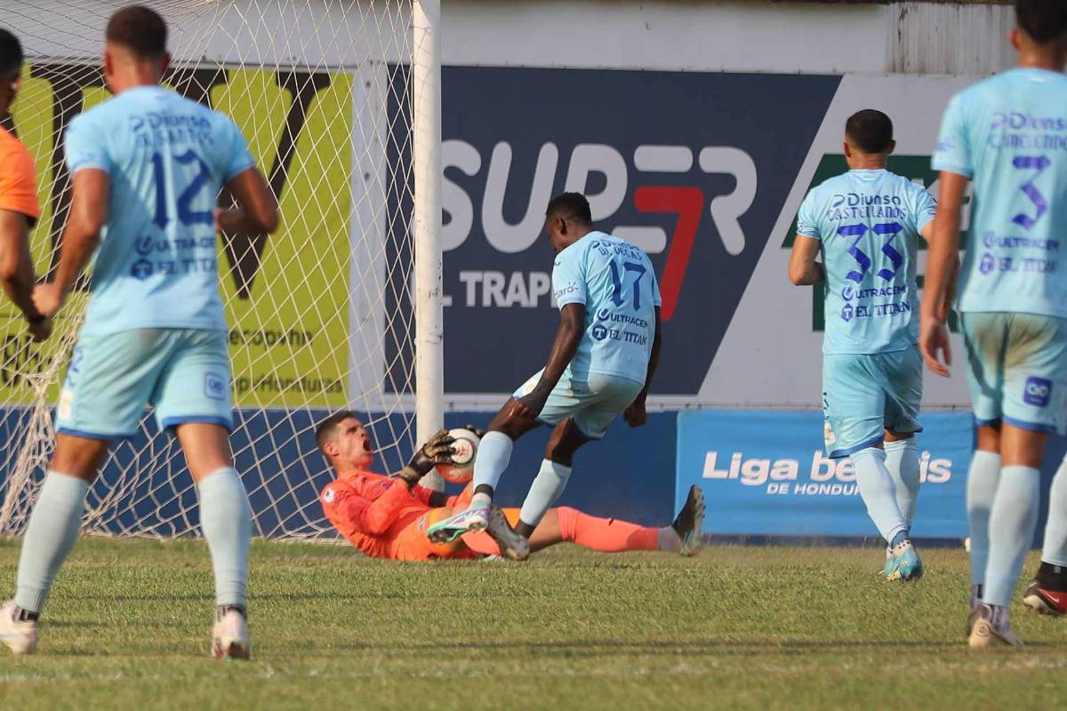 Jonathan Rougier celebrando el penal detenido en el Olancho FC vs Motagua.