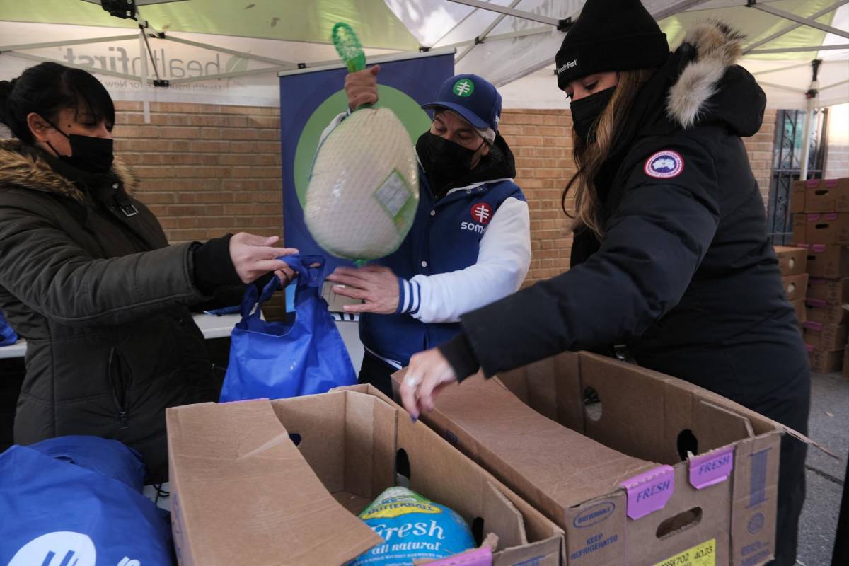 Un banco de alimentos dona pavos a las familias necesitadas en Nueva York.
