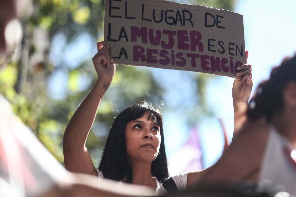 Una mujer muestra un cartel de protesta durante la movilización de colectivos sociales y feministas para conmemorar el Día Internacional de la Mujer, hoy, en Buenos Aires (Argentina). EFE