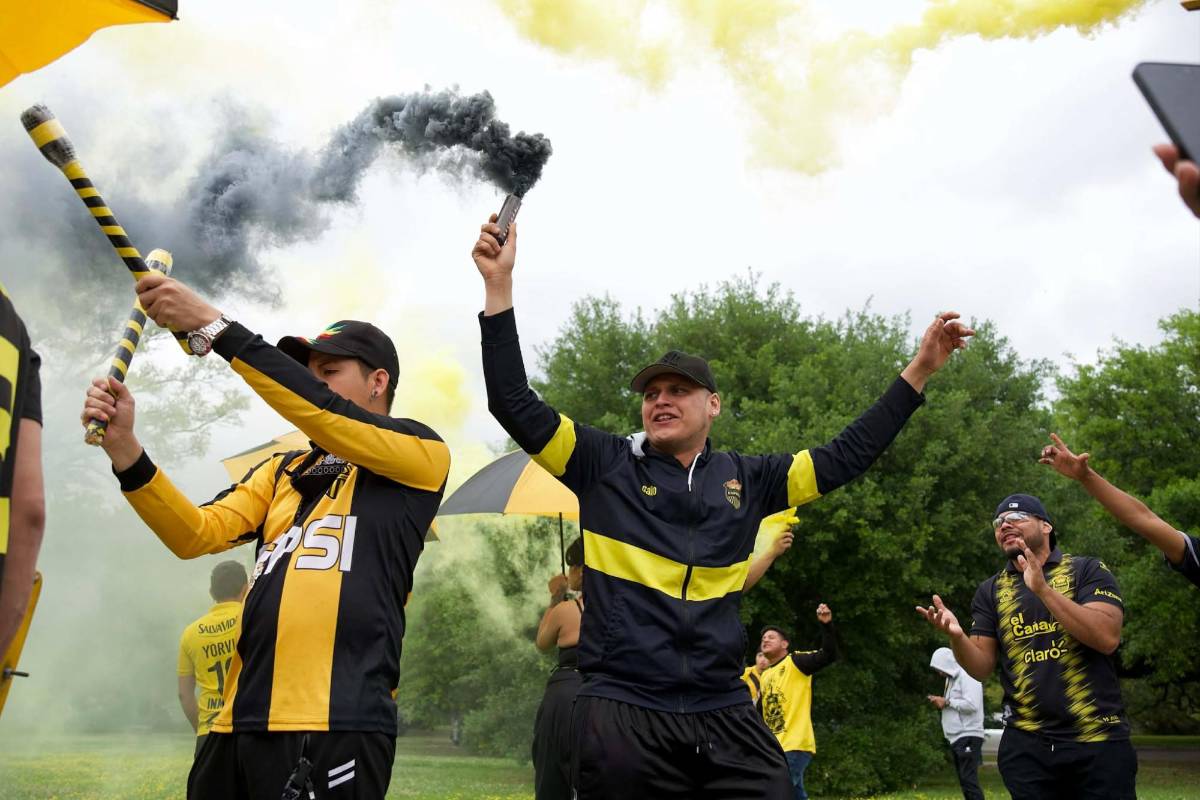 Colocha enamora en New Orleans, besos y ambientazo para los clásicos en EUA