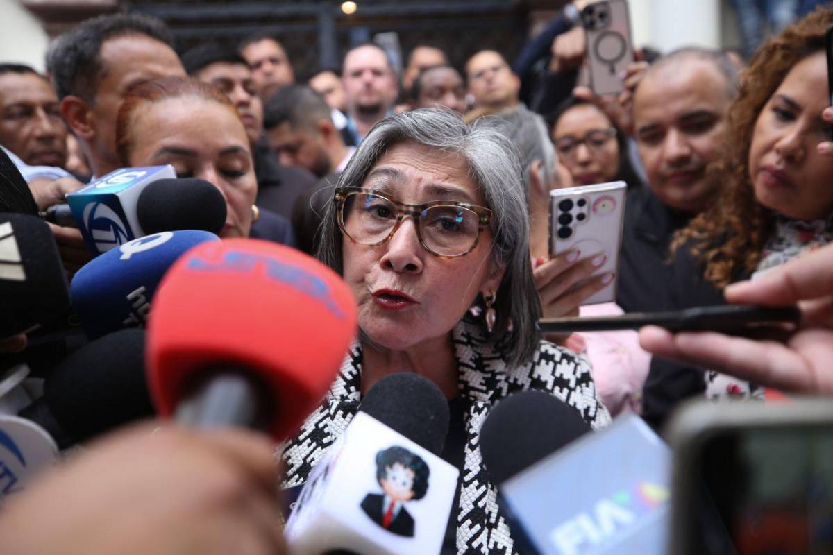 Diputados opositores sesionan en los bajos del Congreso Nacional