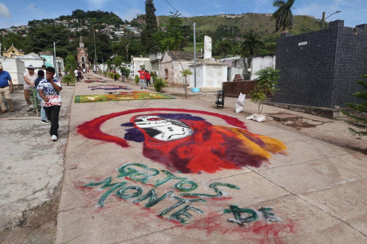 Flores, música y recuerdos; hondureños visitan cementerios en el Día de Difuntos