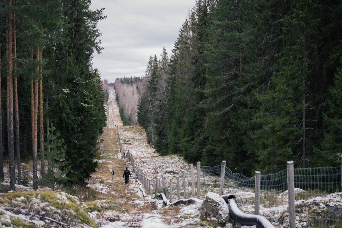 Finlandia comienza construcción de un muro en la frontera con Rusia