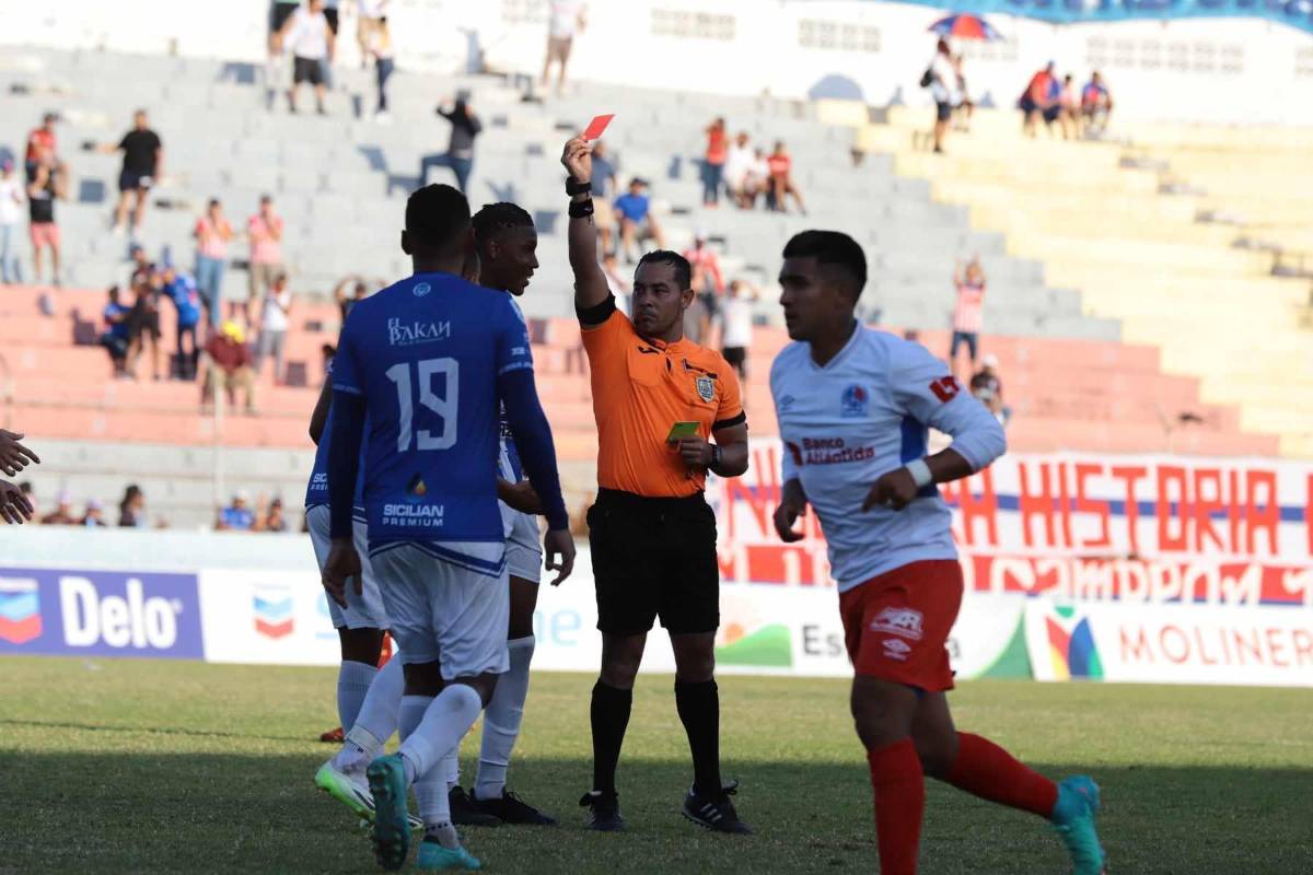 El árbitro central Héctor Rodríguez en el momento que expulsa a Allan Banegas.