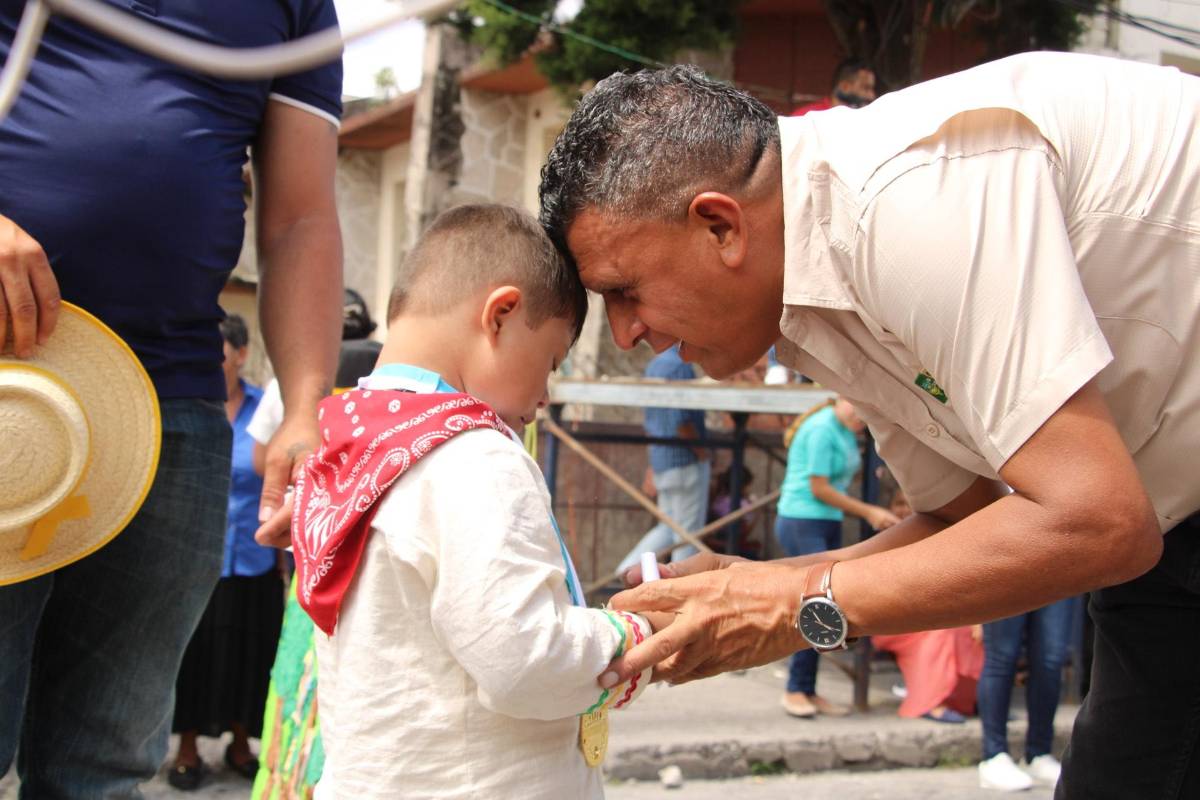 Aarón, el niño que sobresalió en los desfiles patrios en Copán