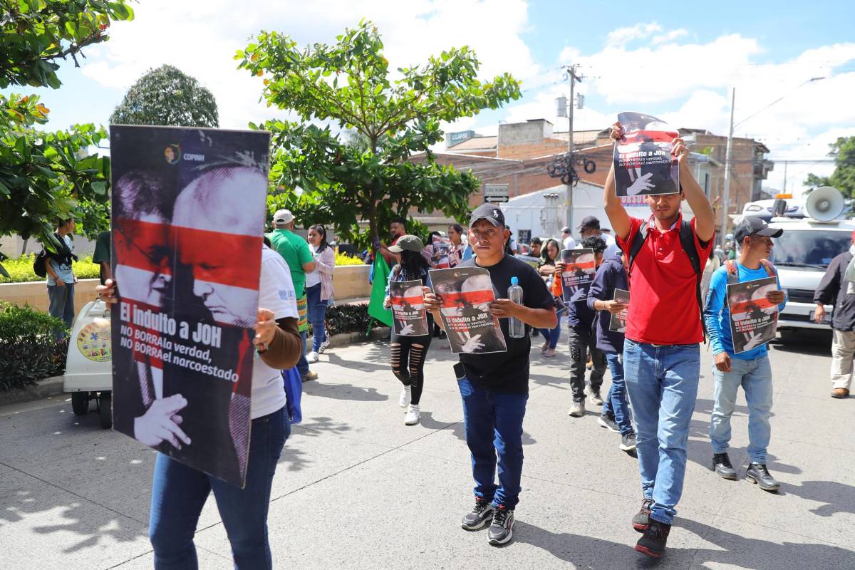 Protestan frente a la Embajada de EEUU en Honduras por el perdón de Trump a JOH
