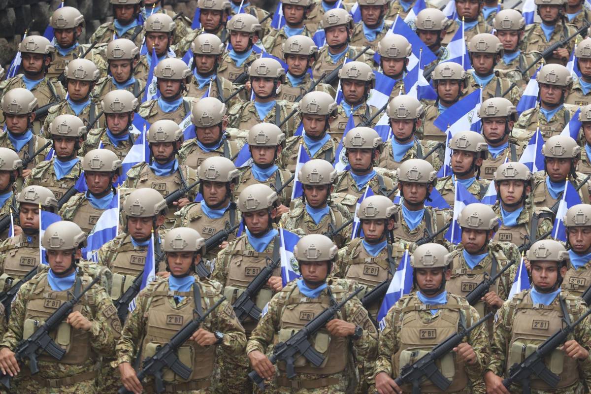 El Salvador conmemora su independencia con desfile de militares y estudiantes