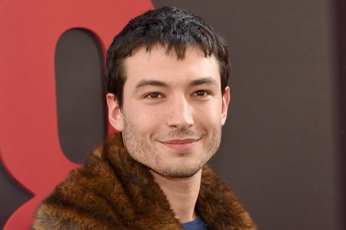 Ezra Miller hospeda a una mujer y tres niños en granja con armas