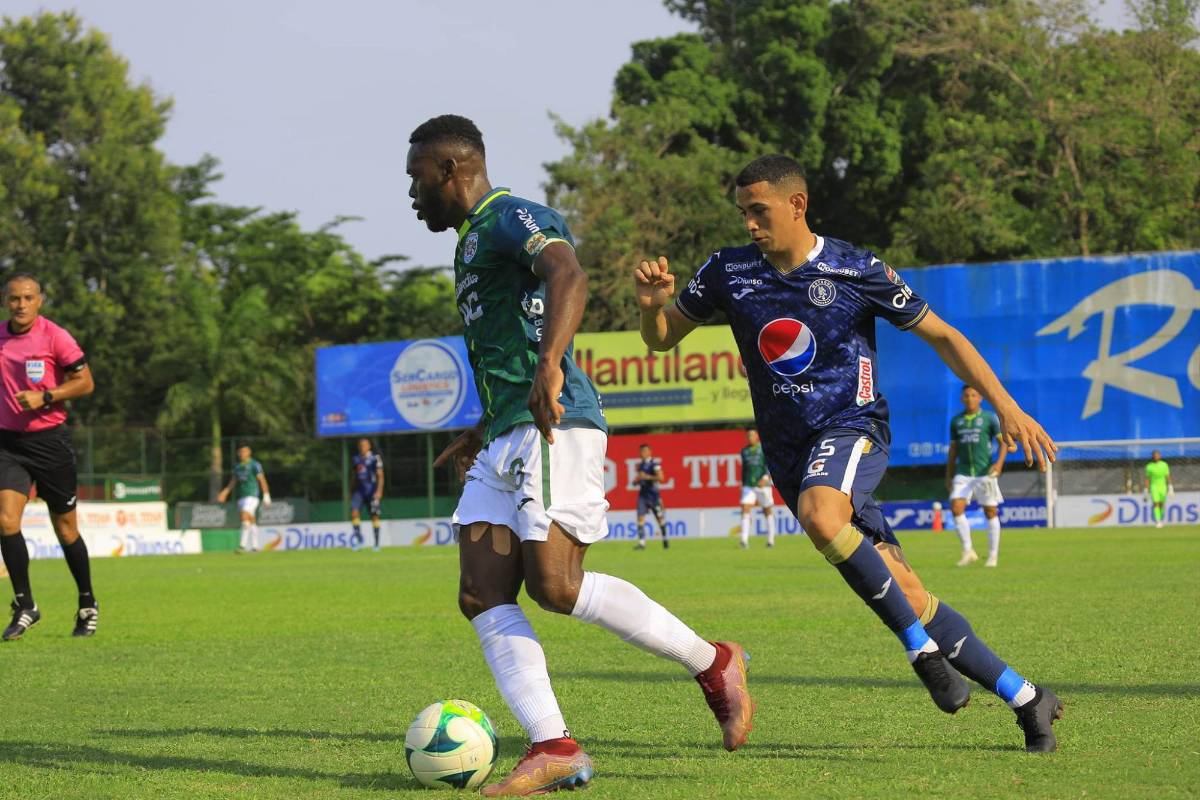 Clayvin Zúniga conduce la pelota ante la marca de Edwin Maldonado.