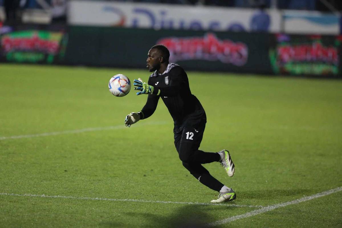 Rayko Arozarena, portero de Cuba, ha sido figura en el duelo.