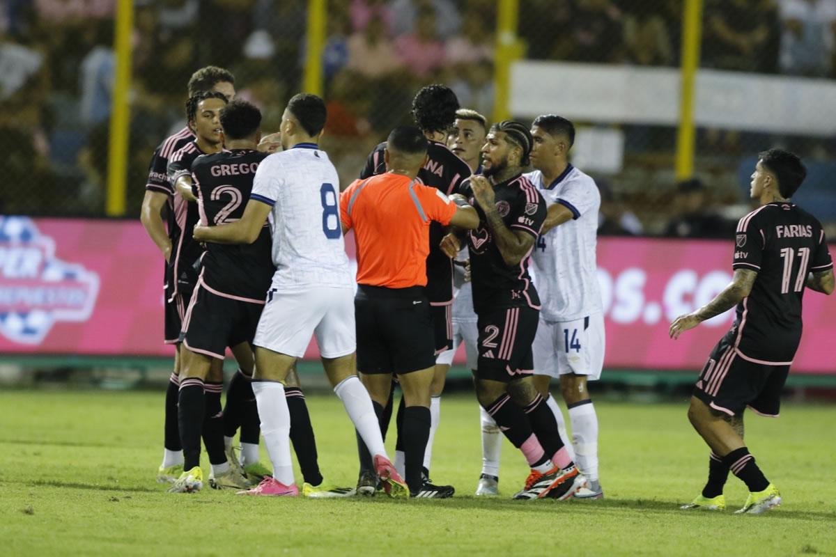 La bronca que protagonizaron jugadores de El Salvador y el Inter Miami en el segundo tiempo.