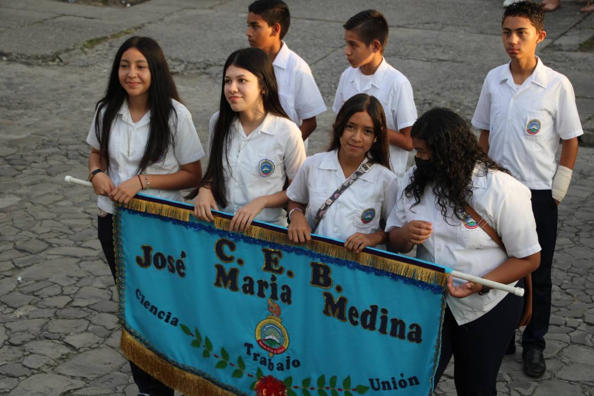 Estudiantes engalanan fiestas cívicas en Santa Rosa de Copán