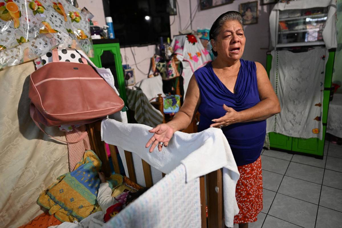 Josefina Bonilla, madre de Stefany Santos que fue capturada en el régimen de excepción, muestra la cuna donde duermen sus nietos.