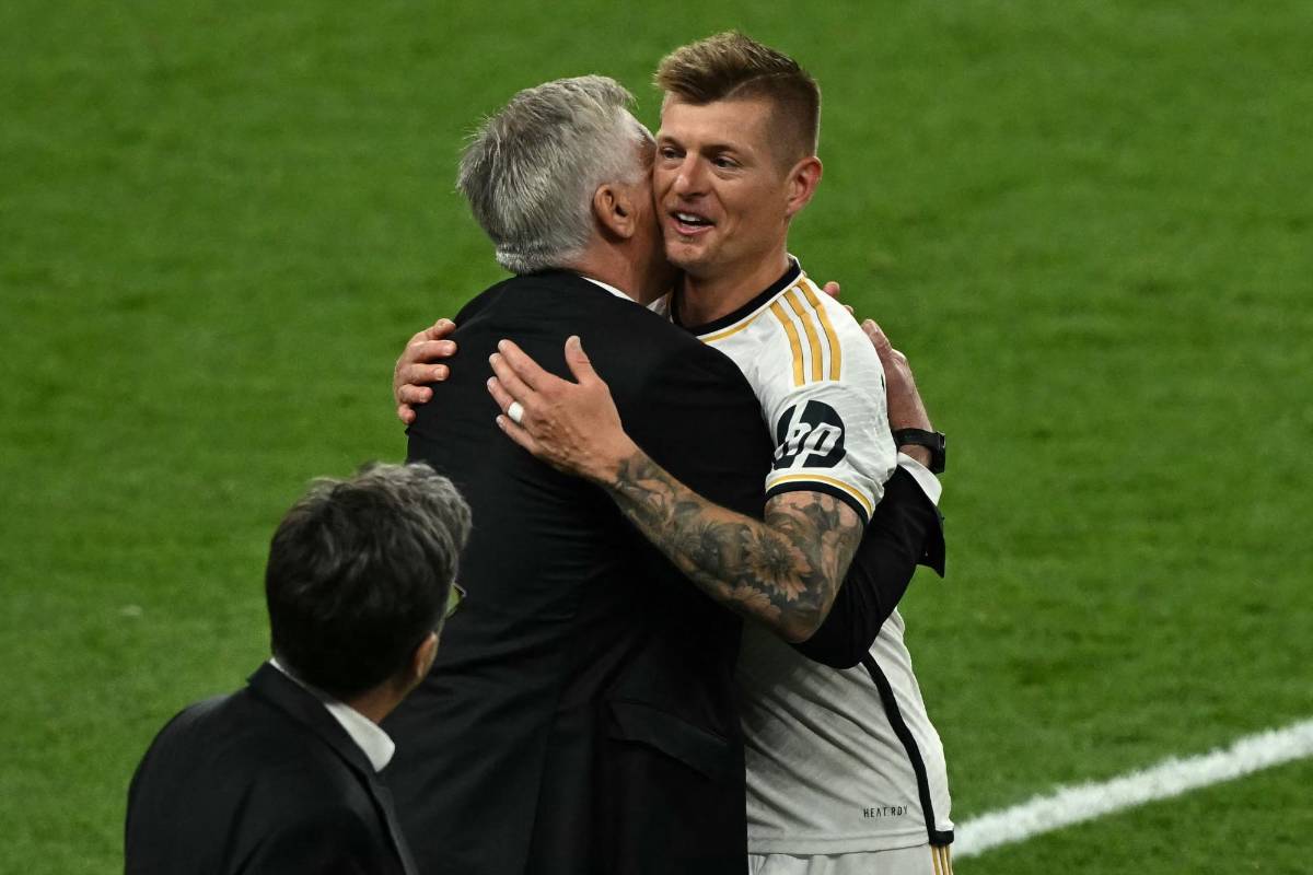El abrazo de Ancelotti con Toni Kroos en su despedida.